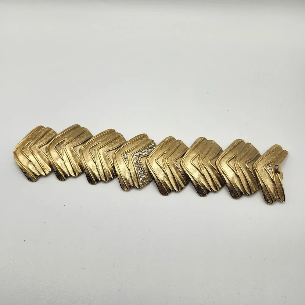 Trifari Marcella Saltz‎ Gold Tone Chevron Link Bracelet Rhinestone Accents Vtg